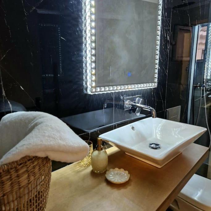 Faronita - Luxury Apt In The Heart Of Kalamáta Eksteriør bilde